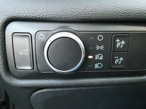 Used 2020 Ford Explorer XLT image 28