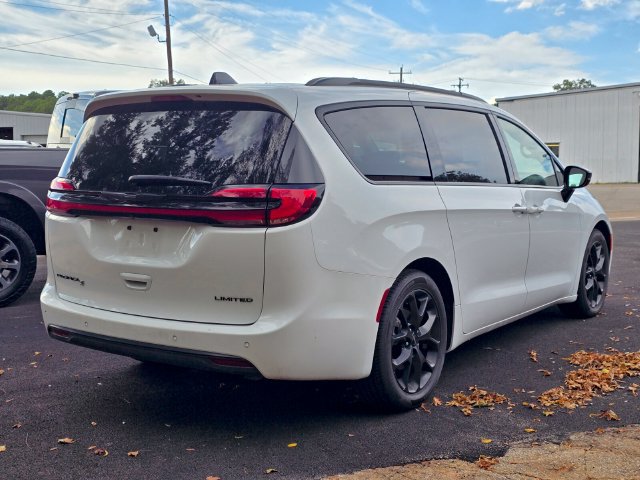 Used 2025 Chrysler Pacifica Limited FWD image 7