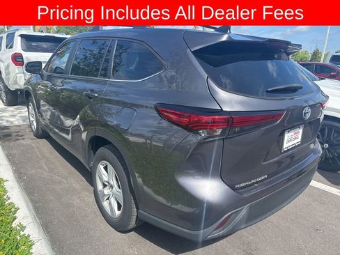 Used 2023 Toyota Highlander LE FWD image 4