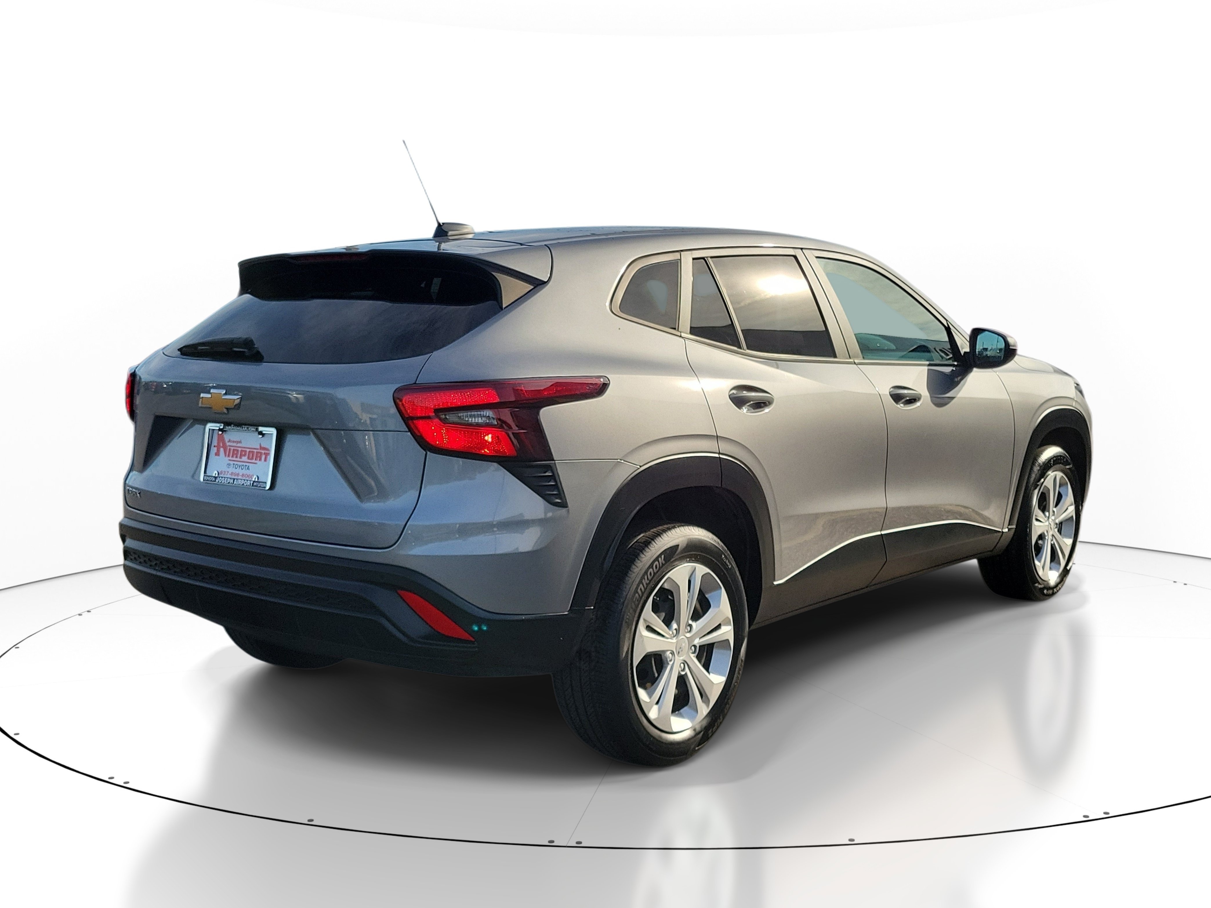 Used 2024 Chevrolet Trax LS w/ Driver Confidence Package FWD image 4