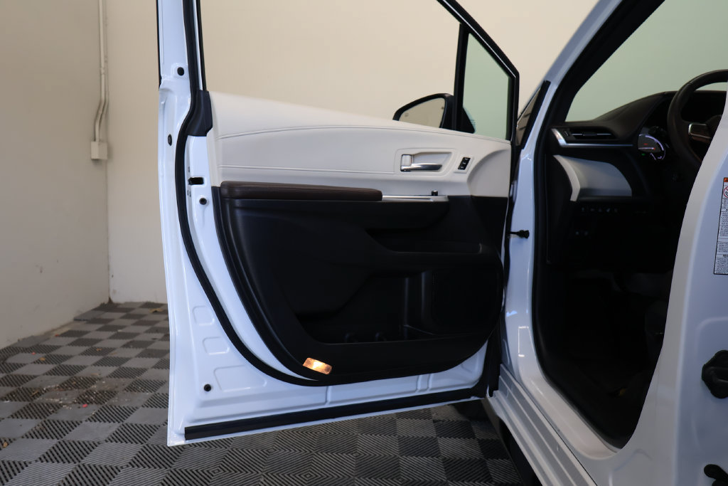 Used 2024 Toyota Sienna Platinum FWD image 15