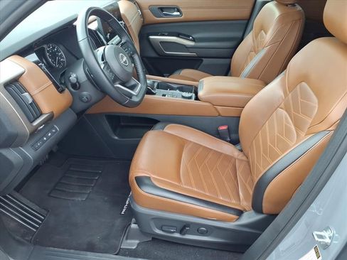 Used 2022 Nissan Pathfinder Platinum image 9