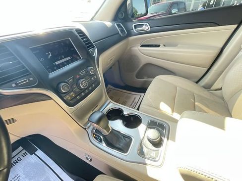 Used 2021 Jeep Grand Cherokee Laredo AWD/4WD image 16