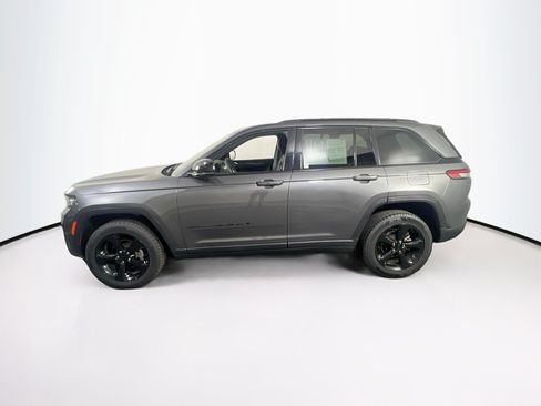 Used 2023 Jeep Grand Cherokee Altitude AWD/4WD image 8