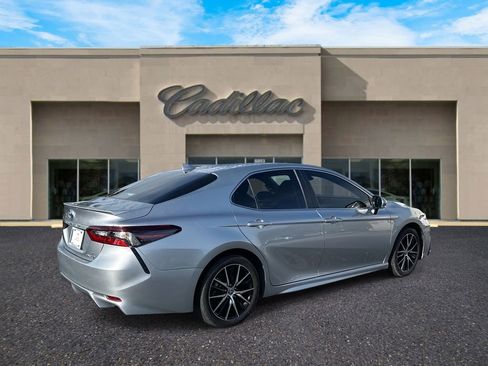 Used 2024 Toyota Camry SE image 3