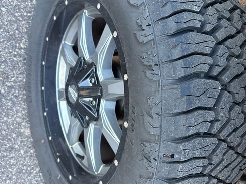 Used 2009 GMC Yukon XL SLT w/ SLT Chrome Edition image 14