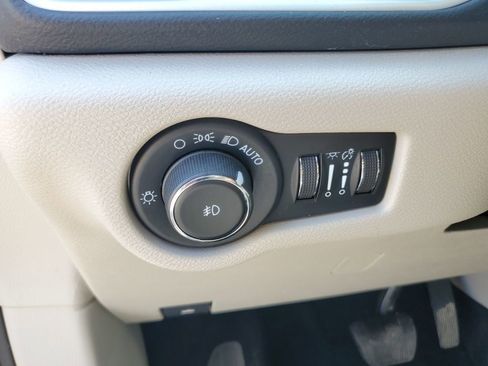 Used 2023 Chrysler Pacifica Touring-L FWD image 12