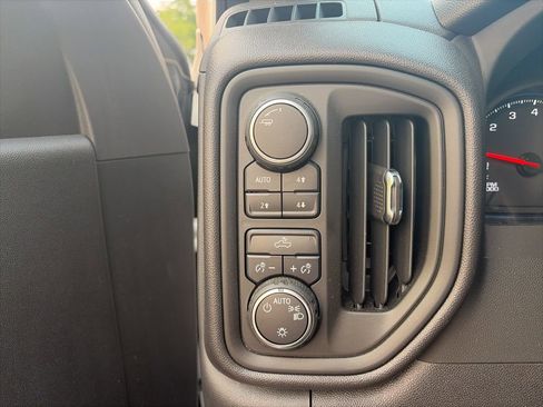 Used 2025 Chevrolet Silverado 1500 Custom Trail Boss w/ Dark Appearance Package image 17