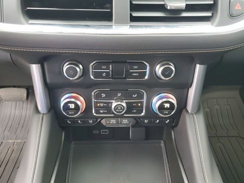 Used 2024 GMC Yukon XL SLT w/ SLT Luxury Package image 39