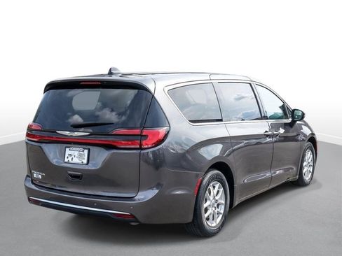 Used 2023 Chrysler Pacifica Touring-L FWD image 8