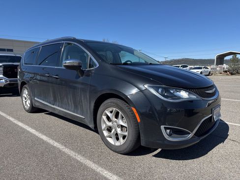 Used 2020 Chrysler Pacifica Limited image 3