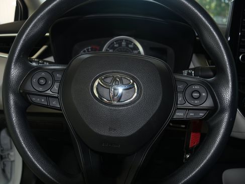 Used 2022 Toyota Corolla LE image 12