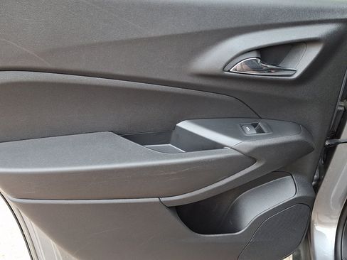 Used 2025 Chevrolet Trax LT FWD image 19