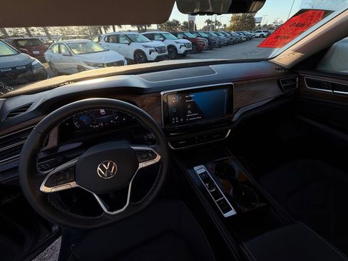 Used 2025 Volkswagen Atlas SE image 19