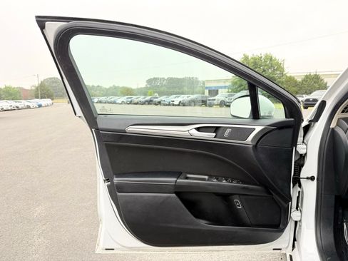 Used 2019 Ford Fusion SE FWD image 10