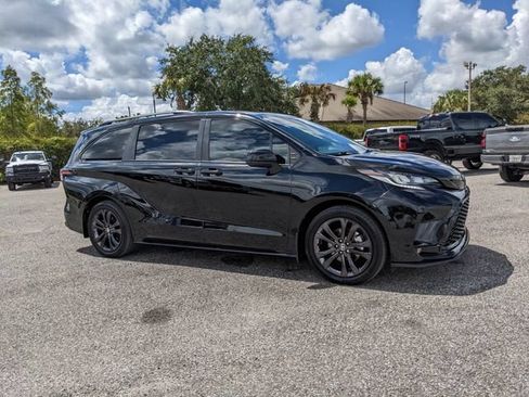 Used 2025 Toyota Sienna XSE w/ XSE Plus Package FWD image 2