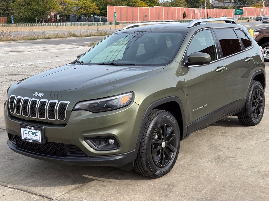 Used 2019 Jeep Cherokee Latitude w/ Cold Weather Group AWD/4WD image 1