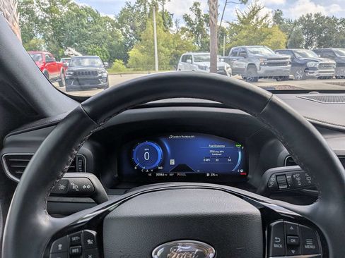 Used 2022 Ford Explorer Platinum w/ Technology Package AWD/4WD image 32