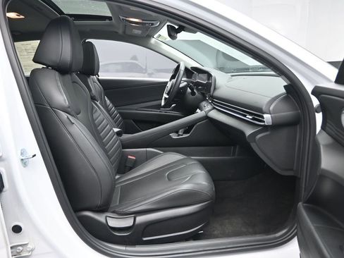 Used 2025 Hyundai Elantra Limited image 32