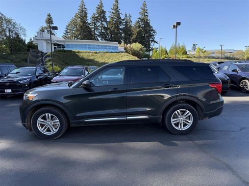 Used 2022 Ford Explorer XLT w/ Equipment Group 202A AWD/4WD image 2
