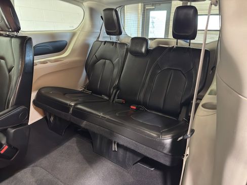Used 2024 Chrysler Pacifica Touring-L FWD image 10