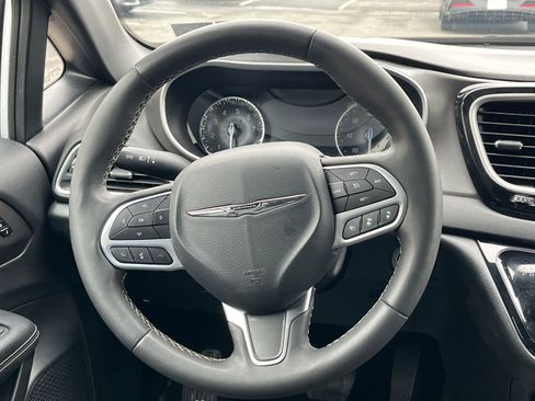 Used 2025 Chrysler Pacifica Select image 30