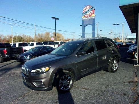 Used 2019 Jeep Cherokee Latitude Plus FWD image 1