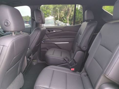 Used 2025 Chevrolet Traverse LT FWD image 17