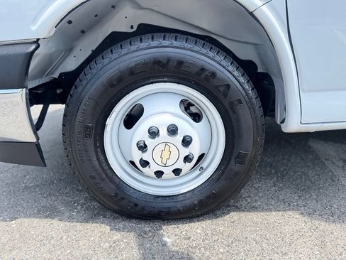 Used 2022 Chevrolet Express 3500 w/ Power Convenience Package RWD image 3