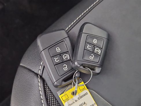 Certified 2024 Volkswagen Taos SE image 35