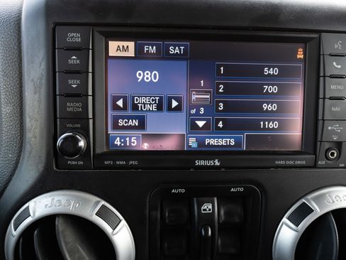 Used 2014 Jeep Wrangler Unlimited Sahara w/ Connectivity Group AWD/4WD image 22