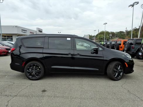 New 2026 Chrysler Pacifica Limited image 3
