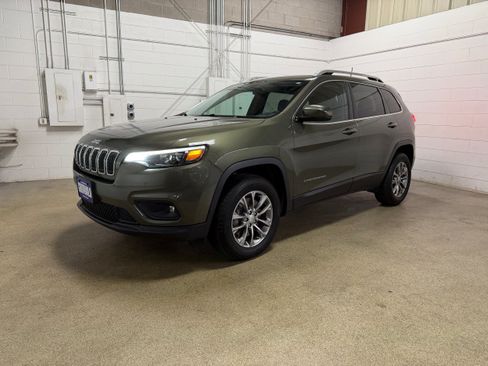 Used 2019 Jeep Cherokee Latitude Plus w/ Cold Weather Group AWD/4WD image 2