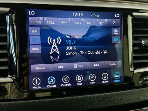 Used 2018 Chrysler Pacifica Touring-L FWD image 17
