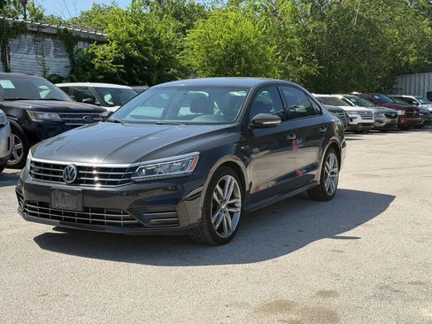 Used 2018 Volkswagen Passat 2.0T R-Line w/ R-Line Lighting Package FWD image 3