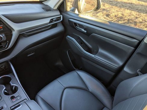 Used 2020 Toyota Highlander XLE image 20