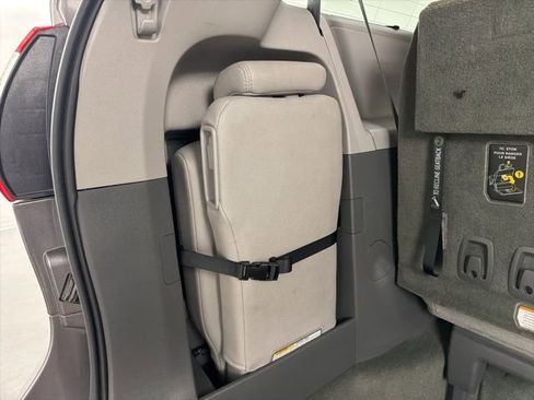 Used 2015 Toyota Sienna XLE image 10