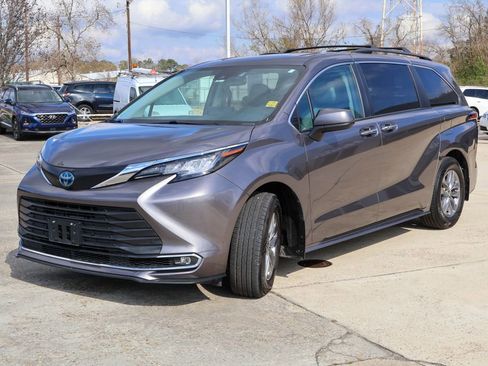 Used 2022 Toyota Sienna XLE image 24