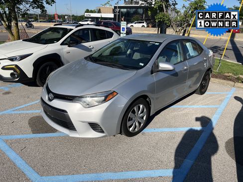 Used 2015 Toyota Corolla LE FWD image 2