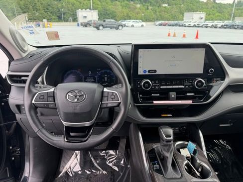 Certified 2024 Toyota Highlander Platinum AWD/4WD image 10