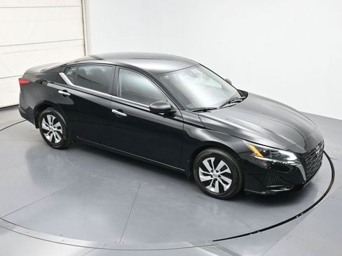 Used 2024 Nissan Altima 2.5 S FWD image 32