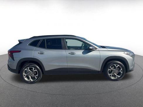 Used 2025 Chevrolet Trax LT FWD image 16