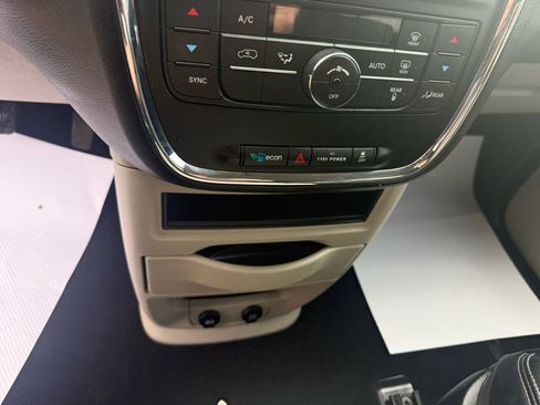 Used 2015 Chrysler Town & Country Touring image 26