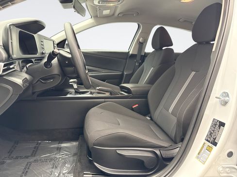 Used 2024 Hyundai Elantra SE FWD image 11