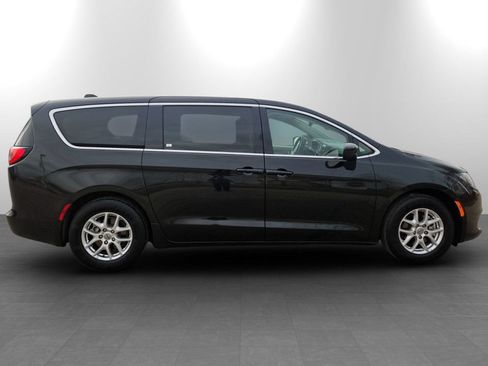 Used 2023 Chrysler Voyager LX image 5