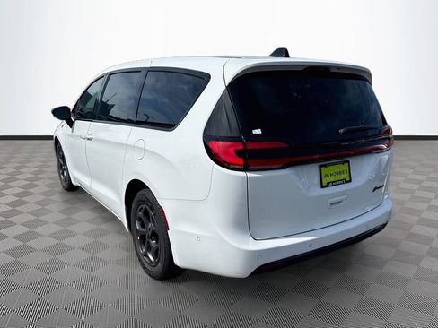 Used 2024 Chrysler Pacifica Limited FWD image 35