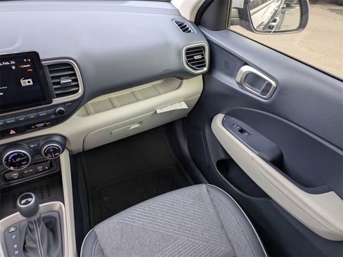 Used 2025 Hyundai Venue Limited image 16