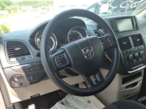 Used 2018 Dodge Grand Caravan SE w/ UConnect Hands-Free Group FWD image 5