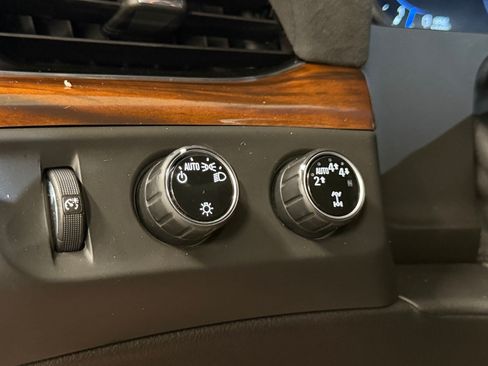 Used 2017 Cadillac Escalade Luxury AWD/4WD image 19