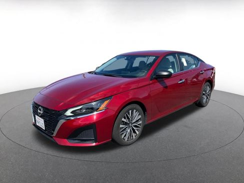 Used 2025 Nissan Altima 2.5 SV FWD image 3